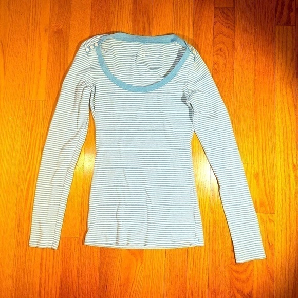 Express Striped ScoopNeck Long sleeve T-shirt
A super soft cotton modal blend - Picture 1 of 9